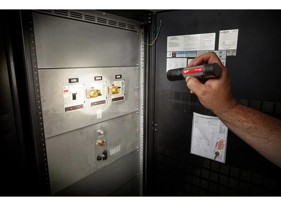 Linterna Compacta Recargable Milwaukee 800 Lúmenes 2160-21