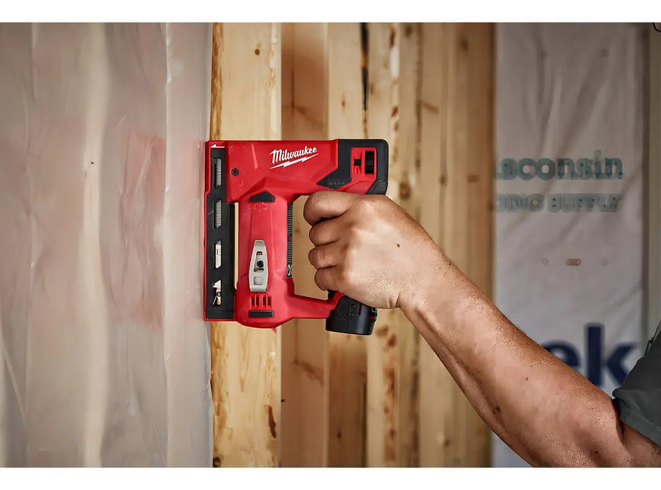 Engrapadora Milwaukee M12 2447-20