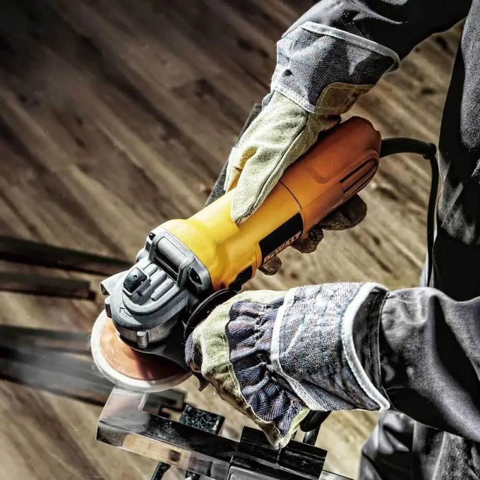 Esmeril Angular 4 1/2'' 950W Velocidad Variable Dewalt Dwe4118